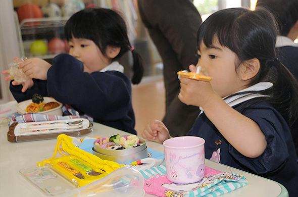 昼食はお弁当が中心です